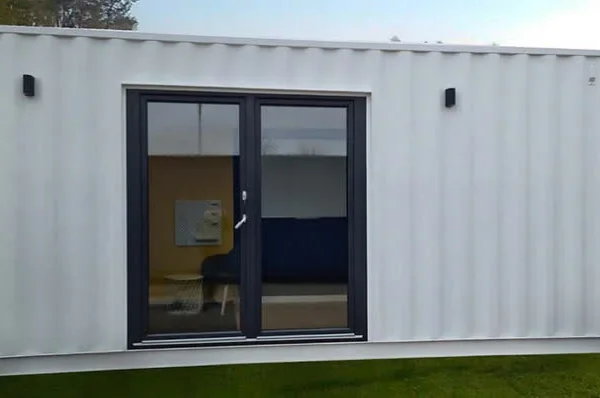Contenedor de oficina de 15 m² – llave en mano